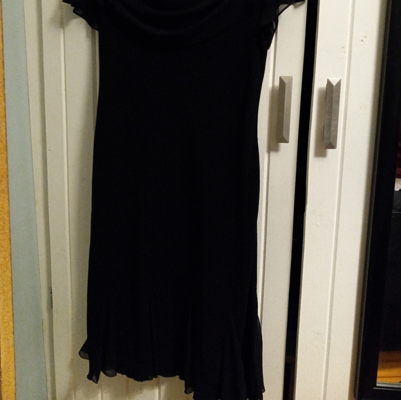 Elegant black dress with draped neckline & trumpet skirt - Picture 3 of 9